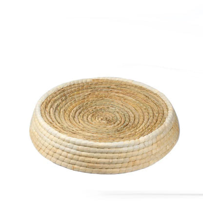 Round cat scratcher with raised edge