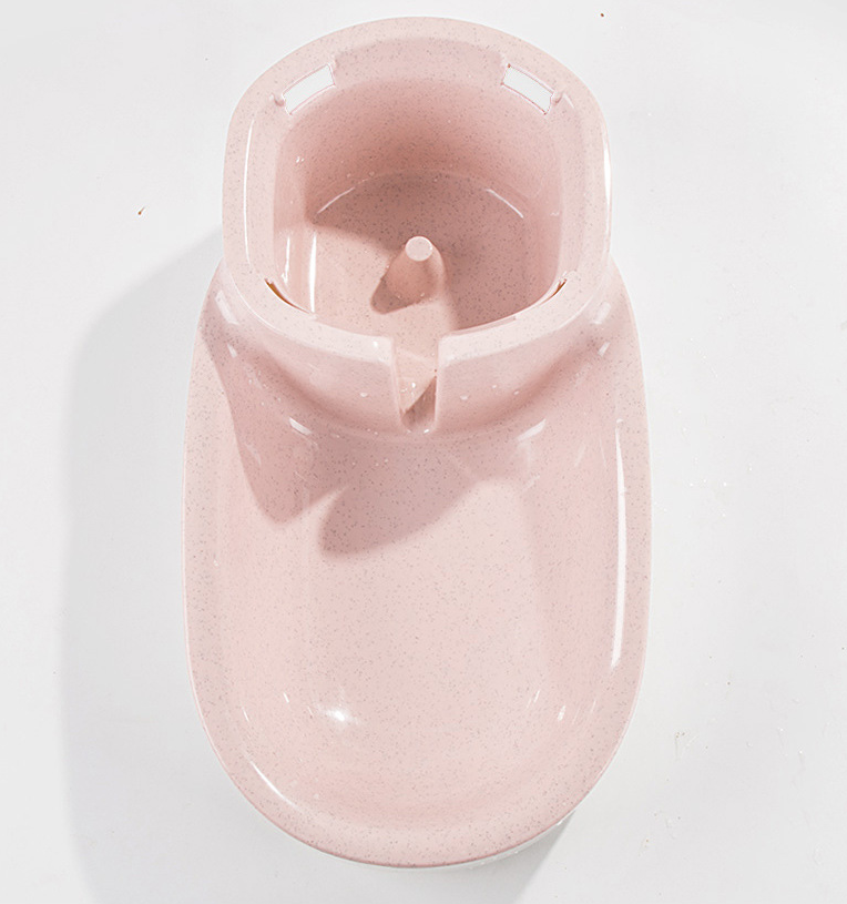 Silent pet drinking fountain in use