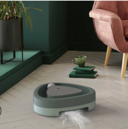 Interactive automatic cat toy in a home setting